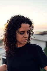 Chica guapa posando en balcon de madera al atardecer en Cadiz