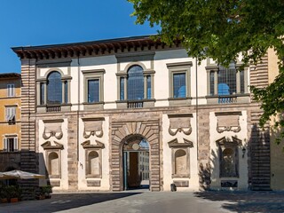 Fototapeta na wymiar Altes Haus in der Altstadt von Lucca in der Toskana in Italien 