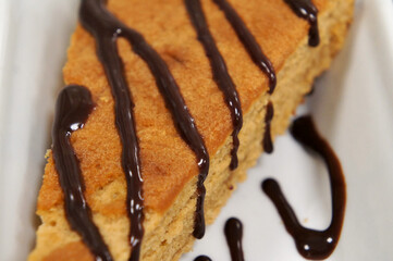 Gâteau maison et sauce chocolat.