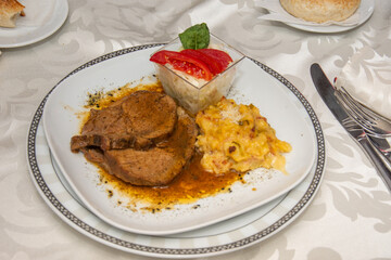grilled pork with cabbage and tomatoes