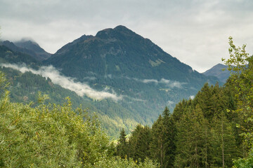 Obraz premium Herbstliche Berglandschaft in den Alpen in Österreich, Urlaub und Zeit zu zweit