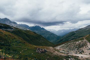 Fototapeta na wymiar Paisaje con montañas y un valle