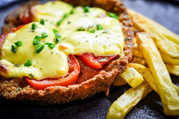 Milanesa napolitana de carne de res con papas fritas