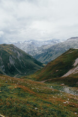 Paisaje con montañas y un valle