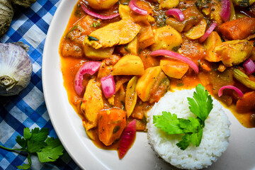 Pollo con verduras en salsa de curry y arroz 