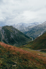 Paisaje con montañas y un valle