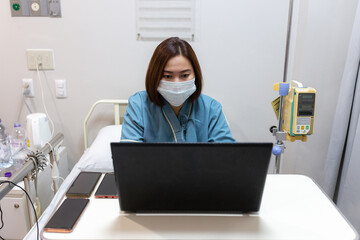 Fototapeta na wymiar asian woman Work until sick. The illness asian patient women still working when she sick and admit in to hospital
