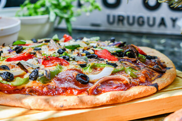 Pizza hecha en casa al estilo Uruguay con salsa de tomate y vegetales