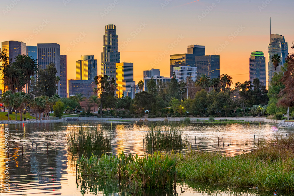 Wall mural Los Angeles skyline at twilight