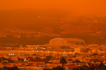 Fototapeta premium Orange haze over San Francisco on September 9 2020 from record wildfires in Californa, ash and smoke in the sky, daytime