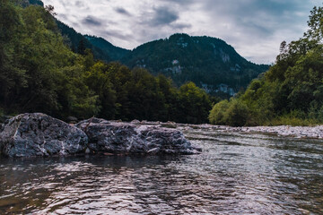 Paisaje de un r&iacute;o en medio de unas monta&ntilde;as