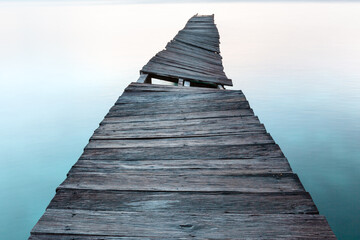 Obraz premium Old wooden pier in Indian ocean. evening landscape. long exposure 