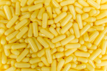 Gros plan sur des centaines de gelules utilisées pour la production de médicaments