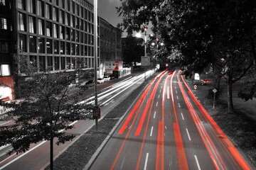 Fotografie einer beleuchteten Straßenszene aus Stuttgart, Deutschland