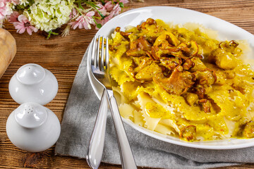 Pasta with fried chicken in cream and chanterelle sauce.