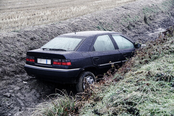 mortara - 01/13/2017 : car ended up in a ditch due to ice