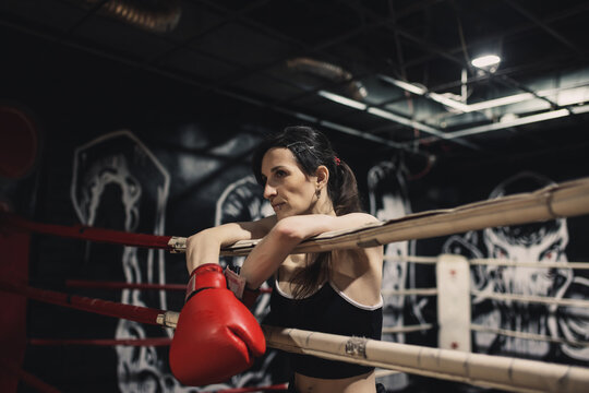 Teacher trainning muay thai in her gym.
