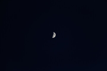 Halb Mond in der Nacht
