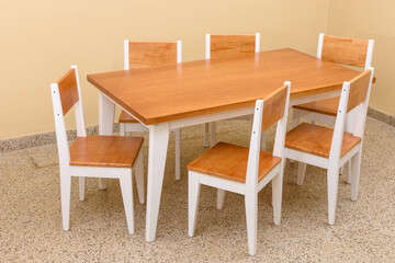 Juego de mesa y sillas de comedor realizadas en madera de pino