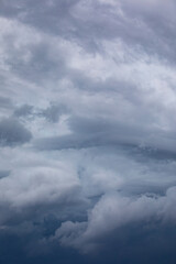 台風が迫る黒雲の空