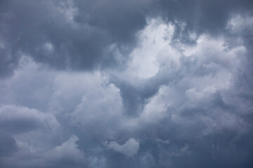 Fototapeta na wymiar 台風が迫る黒雲の空
