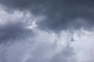台風が迫る黒雲の空