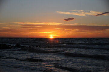 Fototapeta na wymiar Zachód słońca, Plaża, Morze, Fale morskie, Wieczór na plaży.