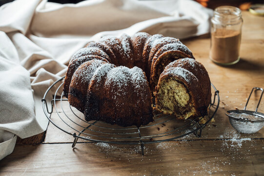 Food: Cinnamon bundt cake