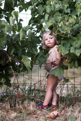 portrait petite fille blonde dans les vignes