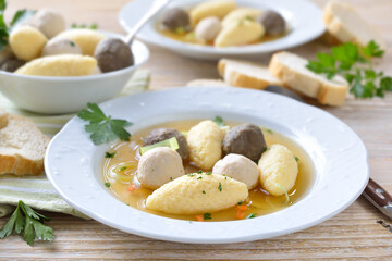 Kräftige Hochzeitssuppe mit Grießnockerln, Leberknödeln und Brätklößchen – Delicious...