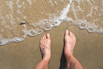 Pies en el mar en la Playa de Rancho Luna en Cuba