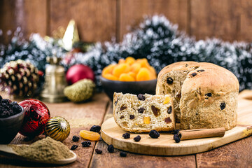 vegan panettone, made without gluten, with dry yeast, dried candied fruit and vegetable milk. Vegan Christmas, vegetarian dessert