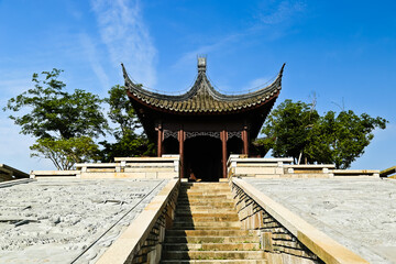 Obraz premium Old temple with dragon decorated stairway