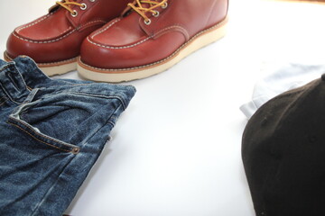 赤茶色の靴と紺色のジーパンとパーカ