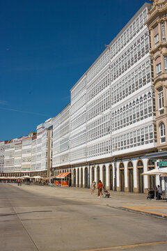 Hilera de edificios blancos en el puerto de A Coru&ntilde;a