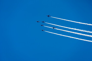 青空の中でのジェット機の編隊飛行