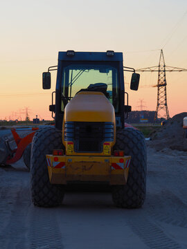 Radlader im Abendrot