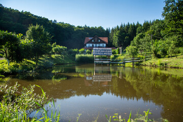 Fototapeta na wymiar Romania Bistrita Paradisul Verde ,ponton pe lac ,2020
