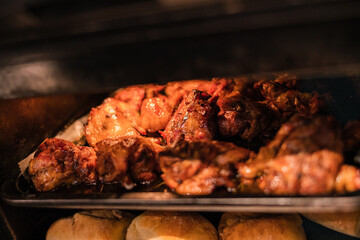 オーブンで焼かれる美味しそうなローストビーフ