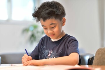 学習・勉強する小学生