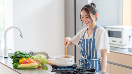 キッチンで料理をする女性