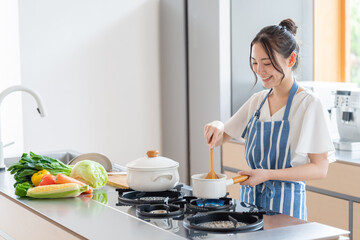 キッチンで料理をする女性