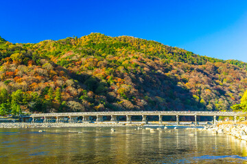 京都・渡月橋と嵐山の紅葉
