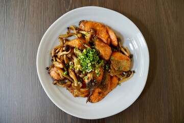 鮭とキノコの炒め物