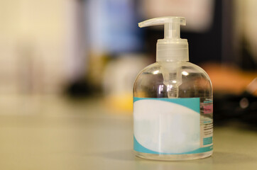 covid-19 gel hydroalcoolique sur un bureau