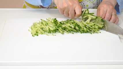 きゅうりを細切りする様子