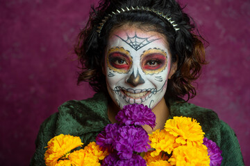 Mujer joven millennial bonita maquillaje catrina mexicana latina día de los muertos halloween cara pintada festividad disfraces punk moderna urbana modelo expresión flores colores cempasúchil sonrisa