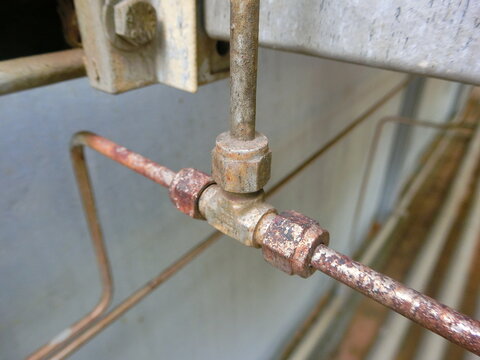 tube 1/4 that has been used for a long time until rusting