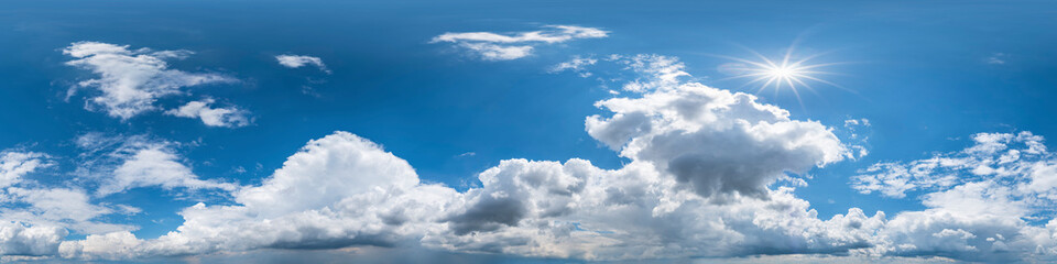 Obraz premium 360°-Panoramahimmel mit Wolken ohne Boden, zur einfachen Verwendung in 3D-Grafiken und Panorama für Kompositionen in sphärischen Luft- und Bodenpanoramen als Himmelskuppel