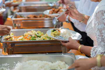 scooping the food, catering, dinner time
